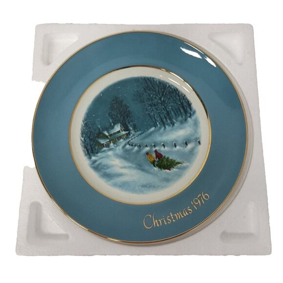 Vintage Avon Wedgewood Christmas 1976 Collector Plate Bring Home The Tree - Picture 1 of 7